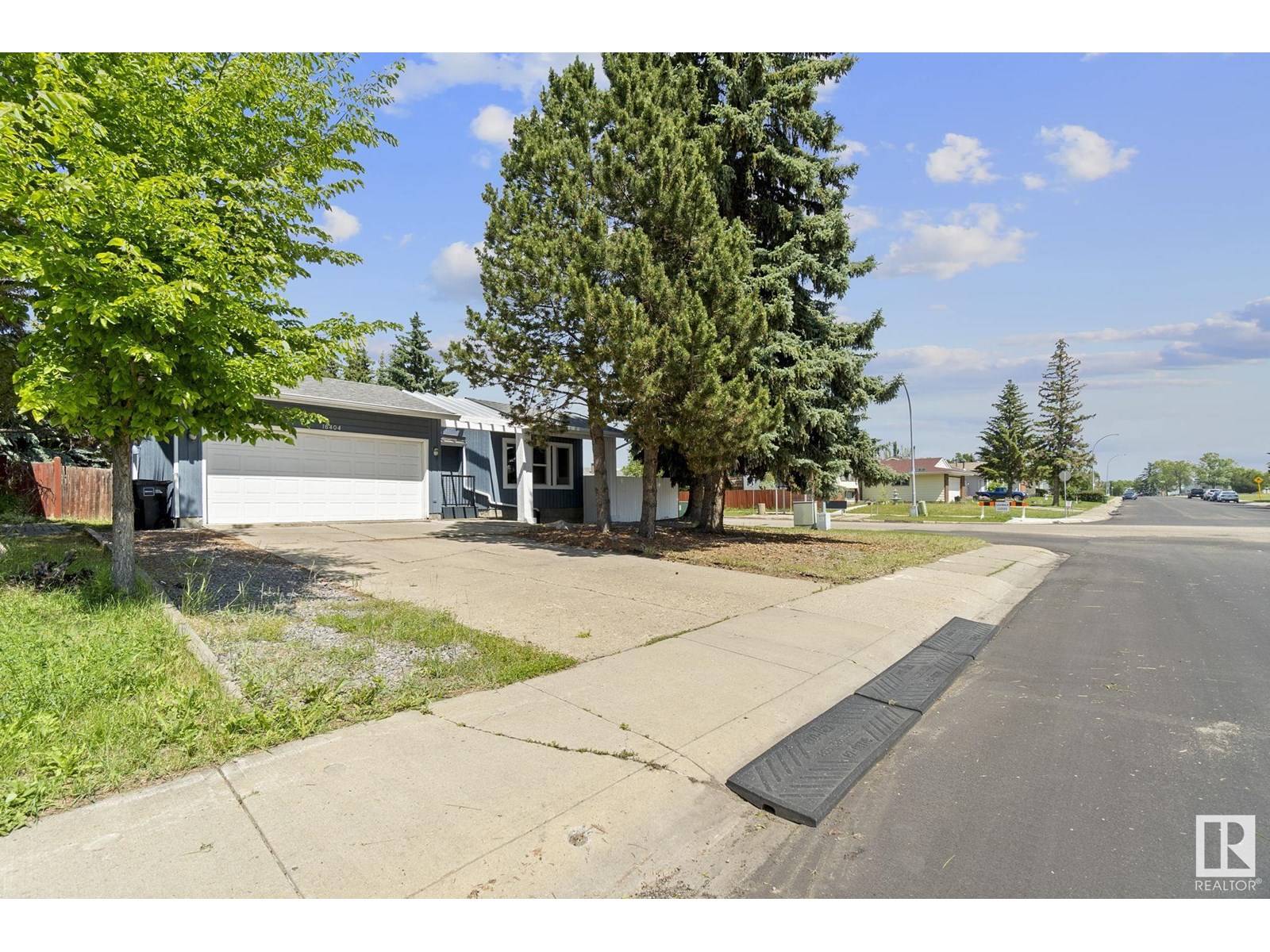 Edmonton, AB T5T2M2,18404 66 AV NW