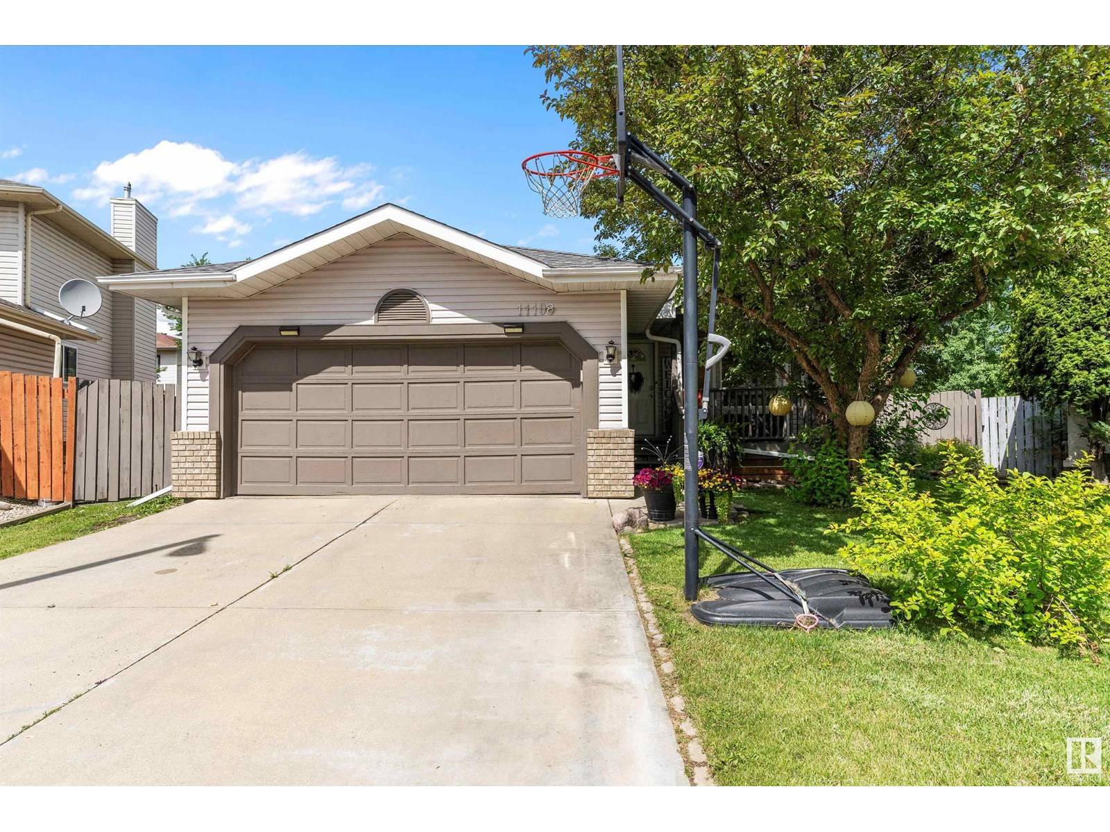 Edmonton, AB T6J6S8,11108 10A AV NW