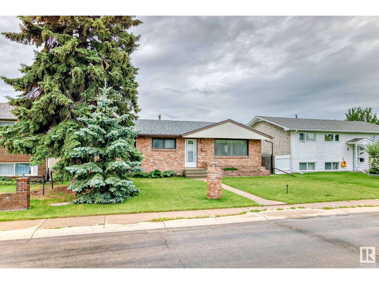 Edmonton, AB T5E2A7,8907 138 AV NW