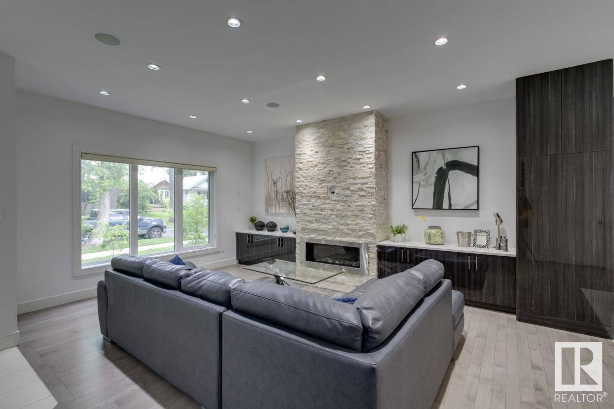 Edmonton, AB T6G0W5,11045 85 AV NW