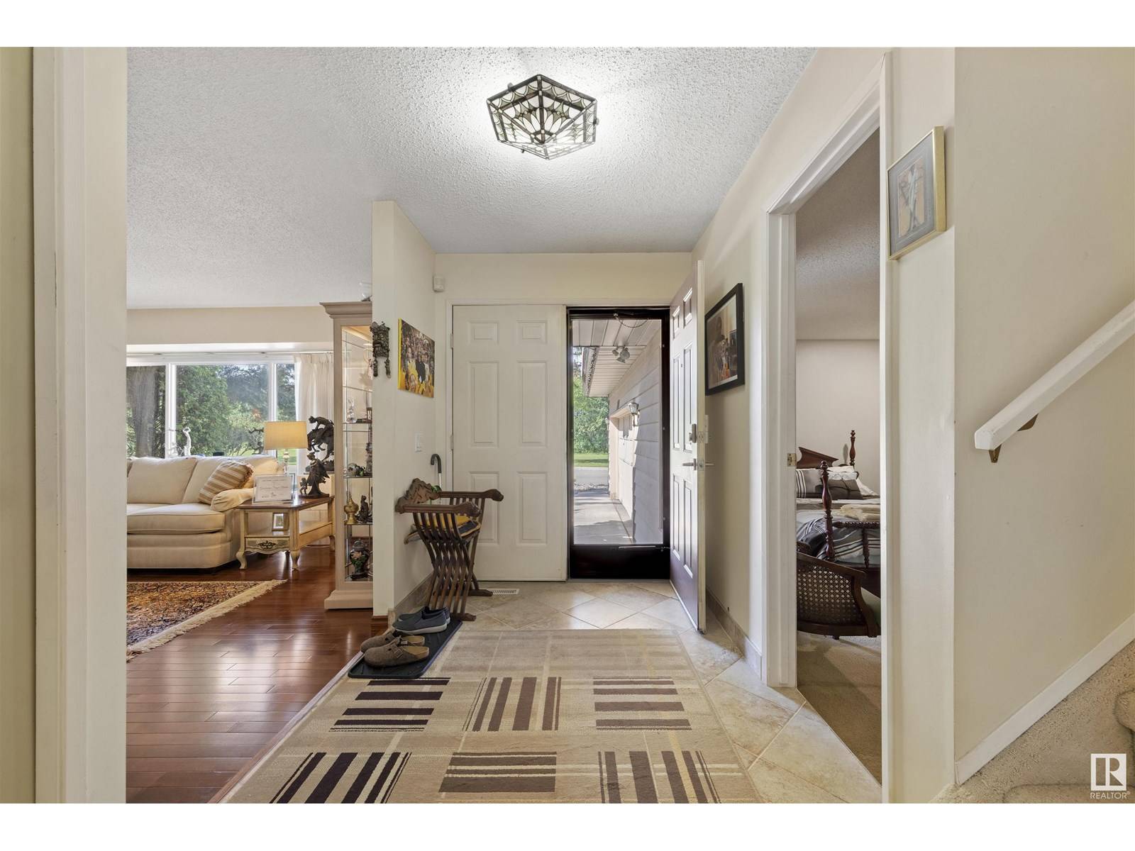 Edmonton, AB T6J4G3,2811 125 ST NW