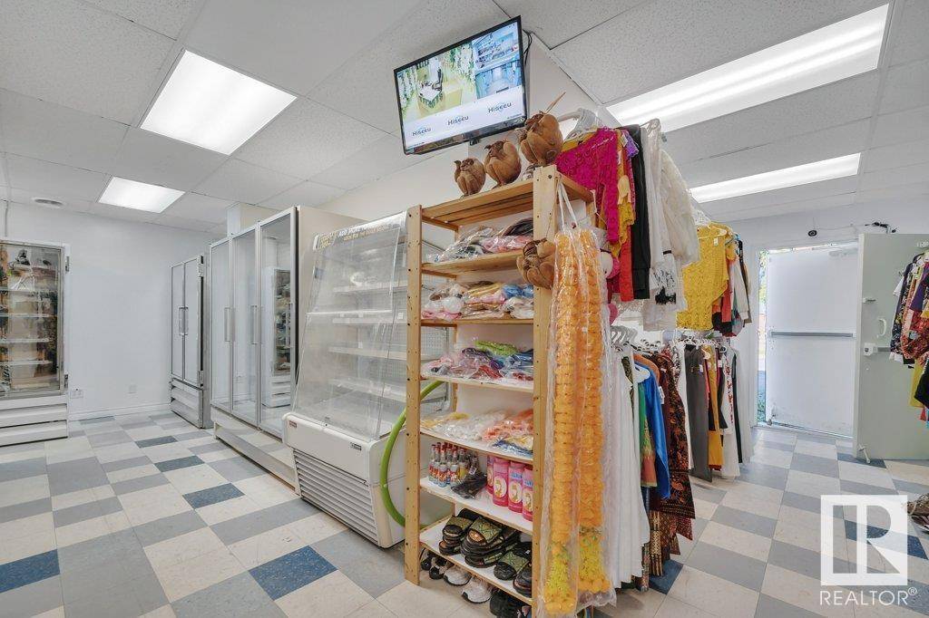 Edmonton, AB T5A1A6,12758 FORT RD NW