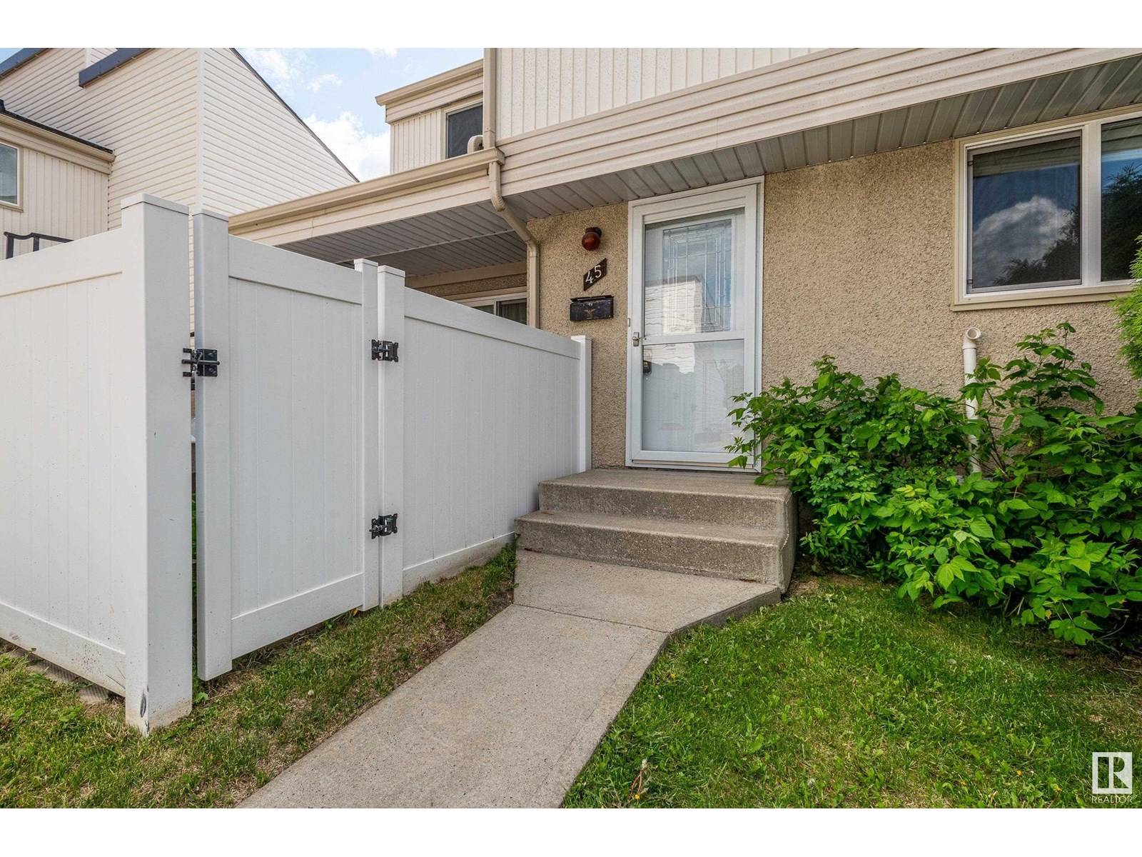 Edmonton, AB T6L1W4,45 WOODVALE VG NW