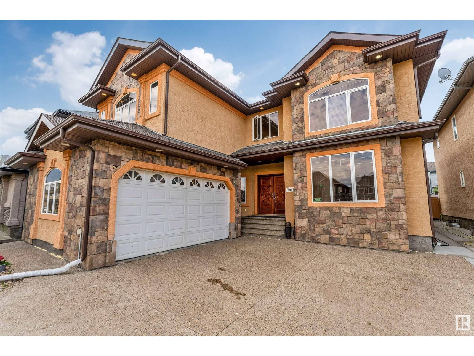 Edmonton, AB T6L5K3,6807 18 AV SW