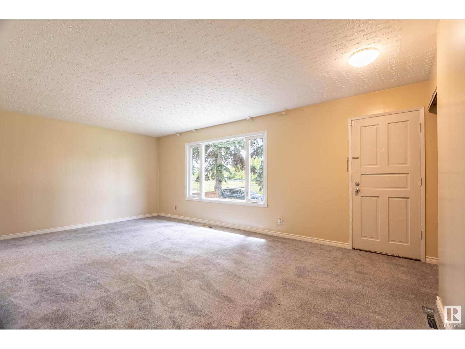 Edmonton, AB T5L4B3,13116 136 AV NW