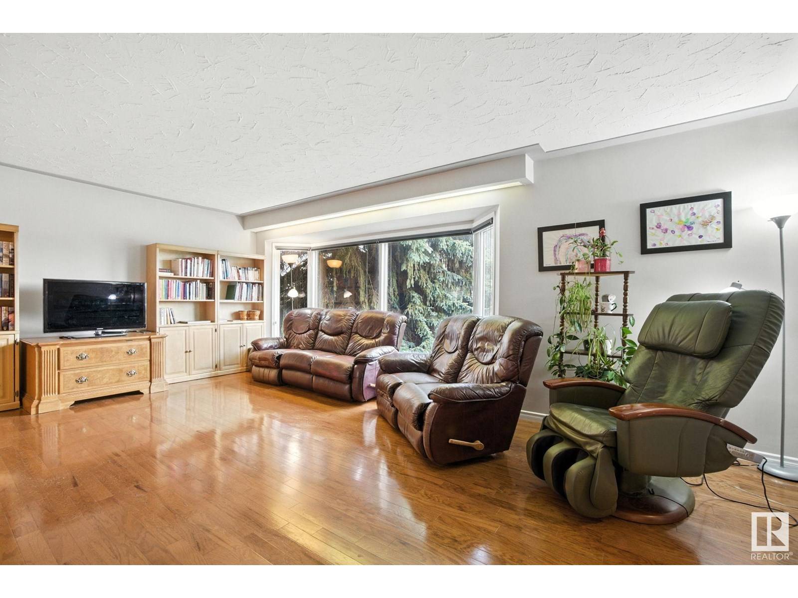 Edmonton, AB T6A2P4,10756 65 ST NW