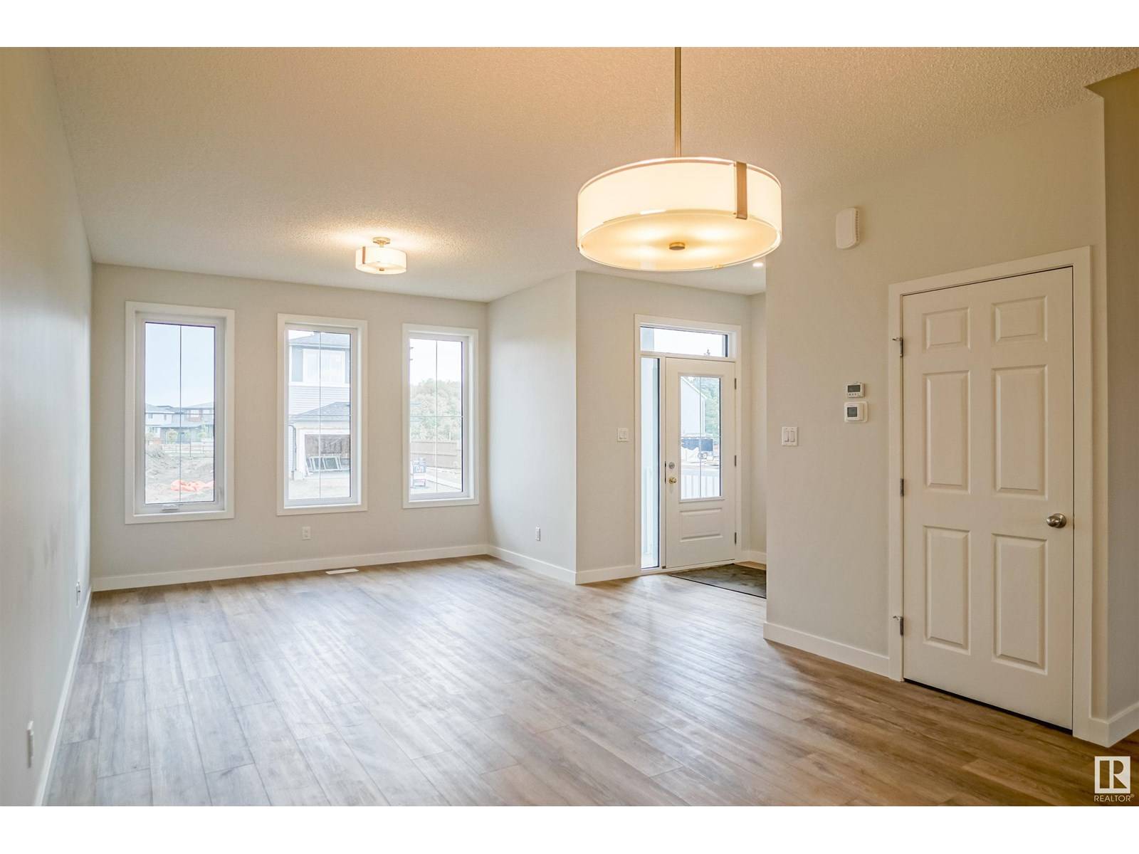 Edmonton, AB T6M2N6,21148 25 AV NW