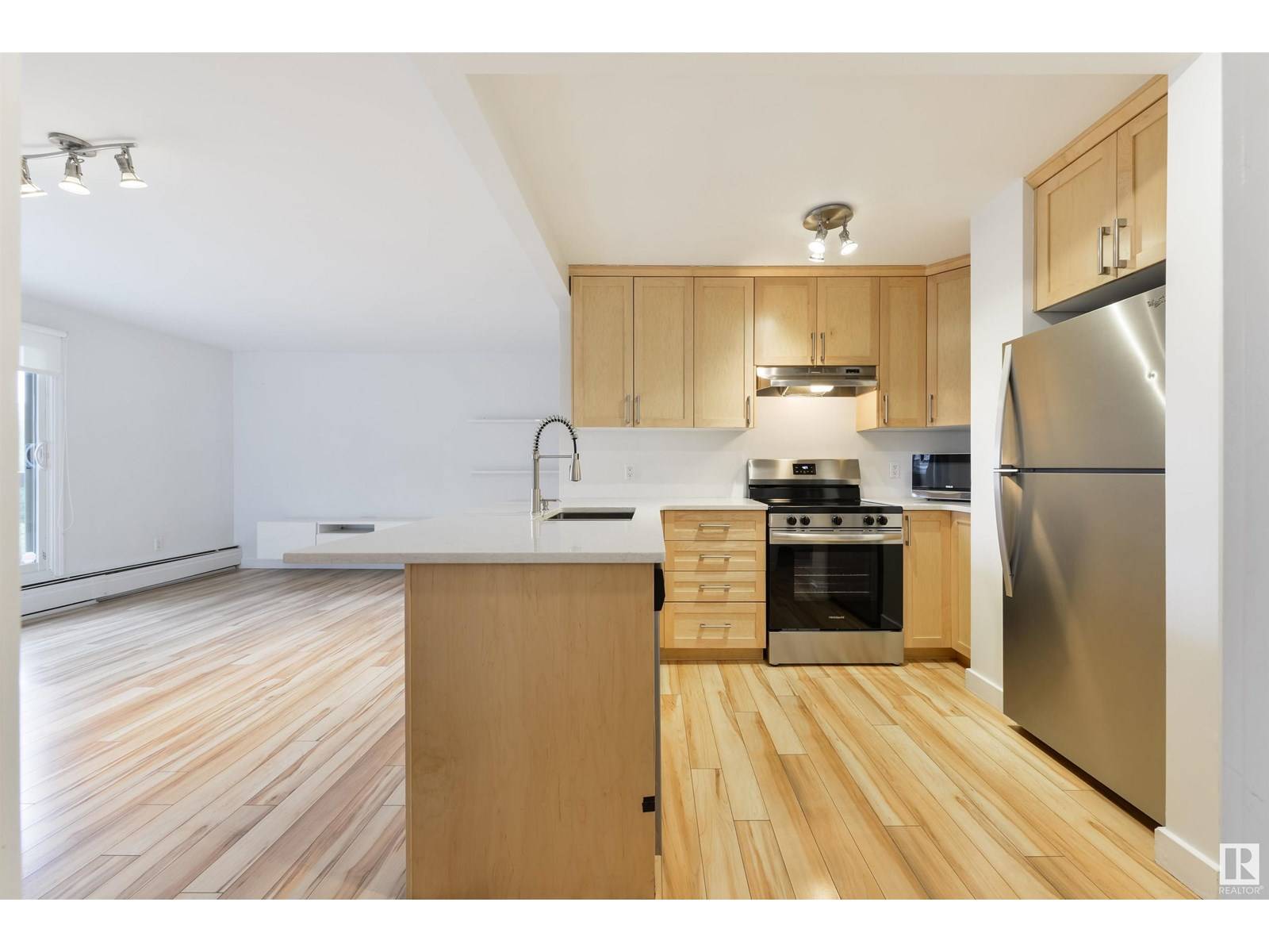 Edmonton, AB T5K2M1,#607 9715 110 ST NW