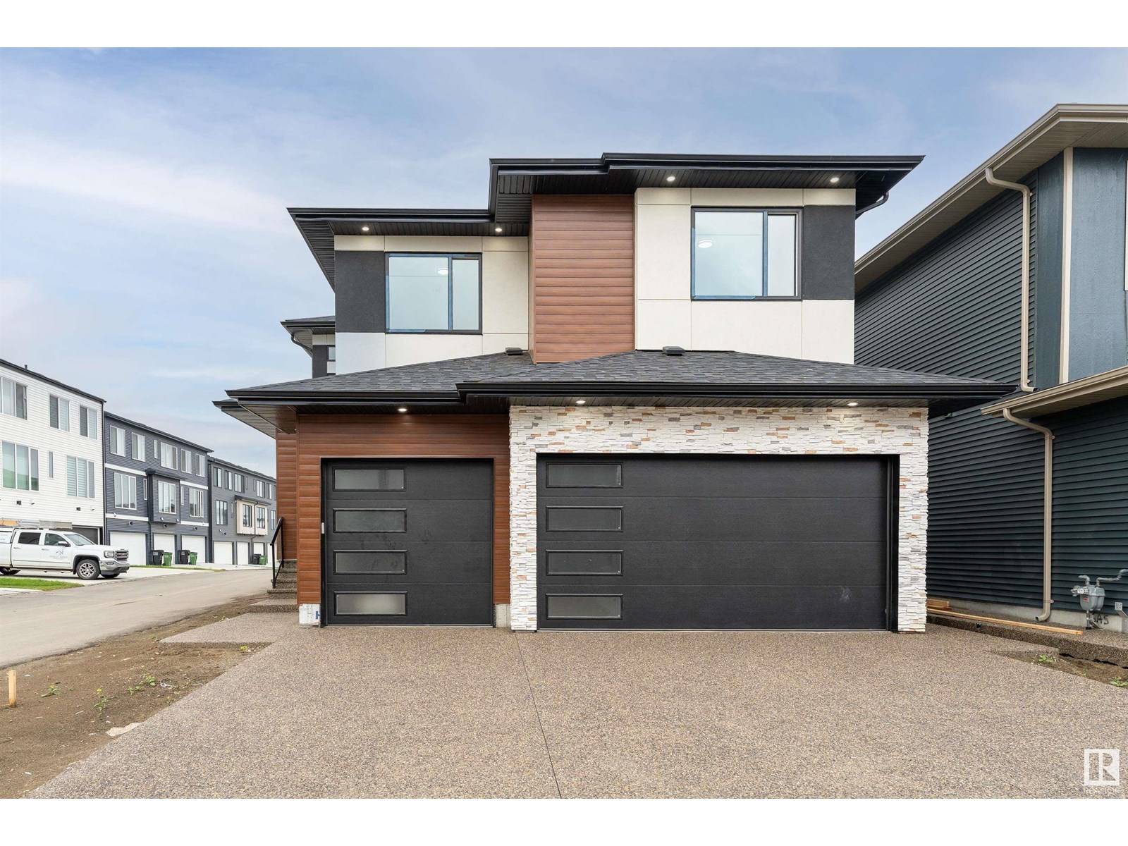 Edmonton, AB T6W1A5,7010 KIVIAQ CR SW