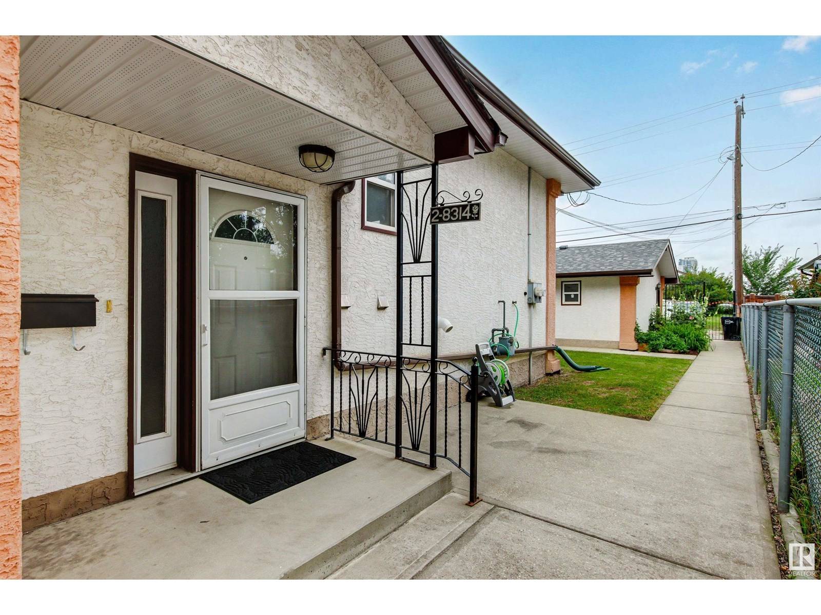 Edmonton, AB T6C0W2,#2 8314 81 AV NW