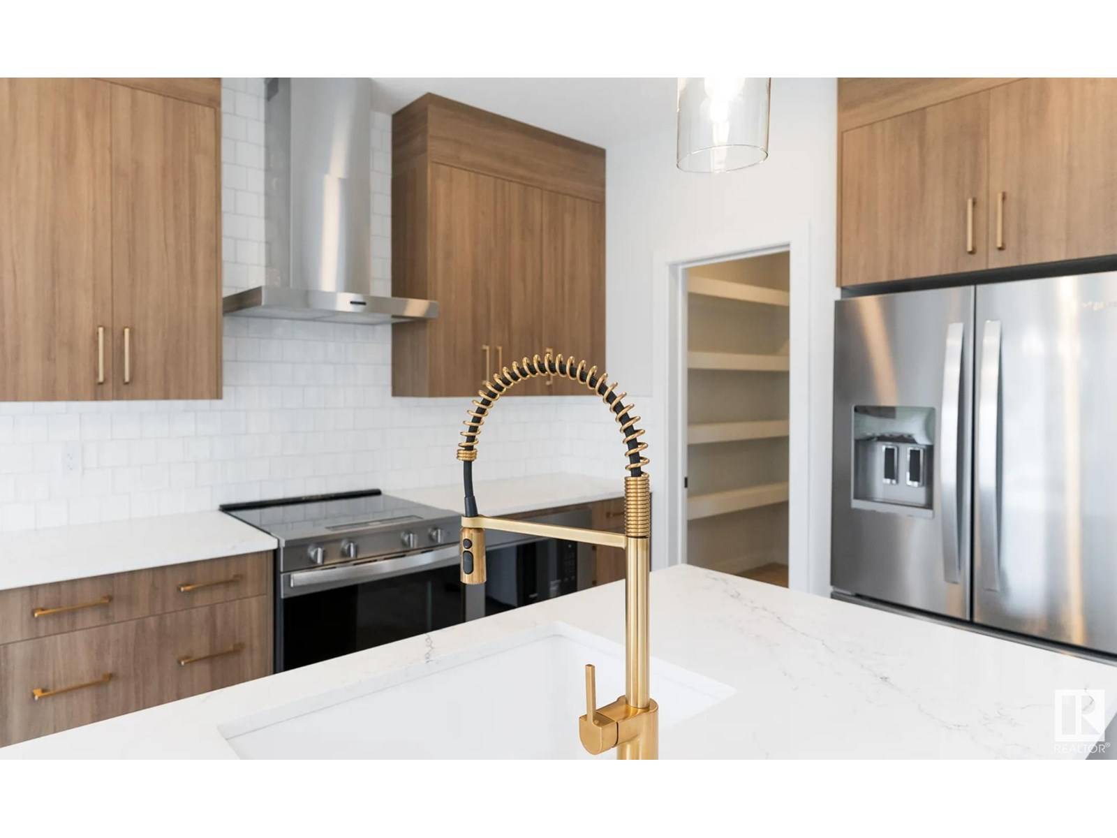 Edmonton, AB T6W5K9,3230 DIXON WY SW
