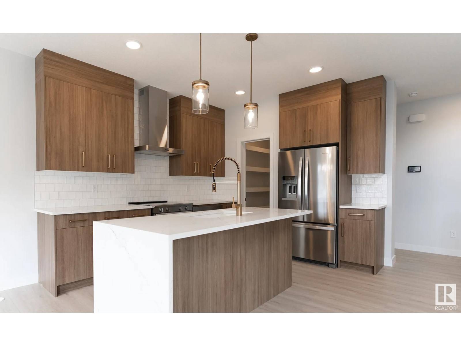 Edmonton, AB T6W5K9,3230 DIXON WY SW