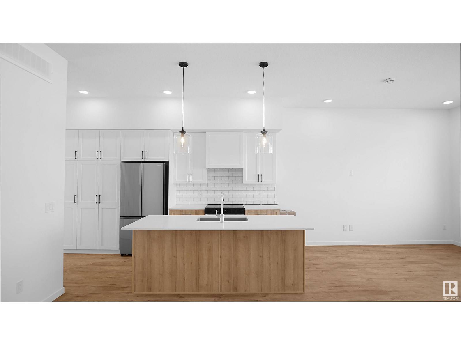 Edmonton, AB T6M0R8,20603 42 AV NW