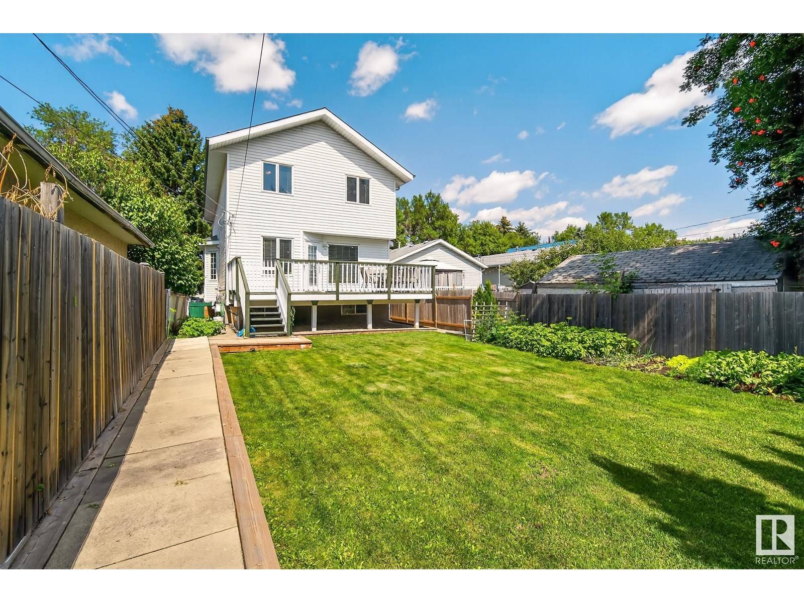 Edmonton, AB T6E1B3,9647 73 AV NW