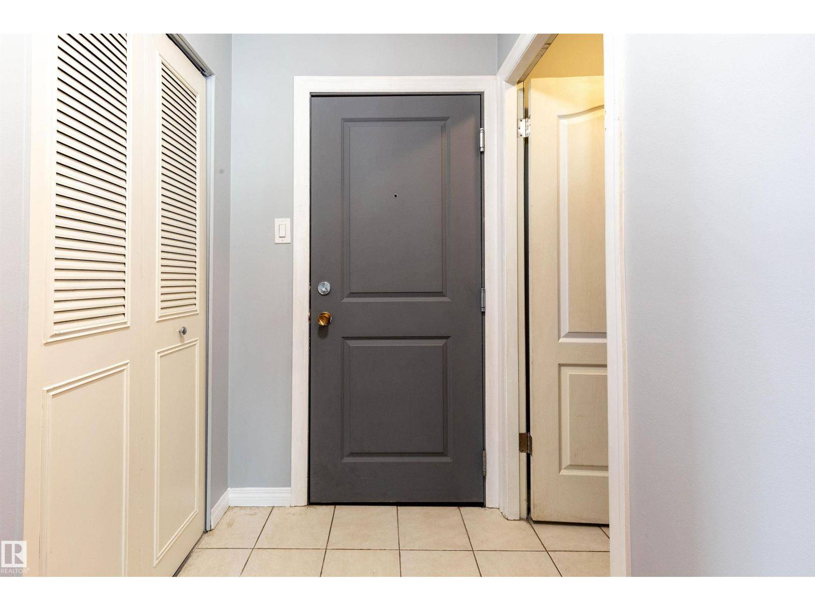 Edmonton, AB T5H2X2,#202 10740 105 ST NW