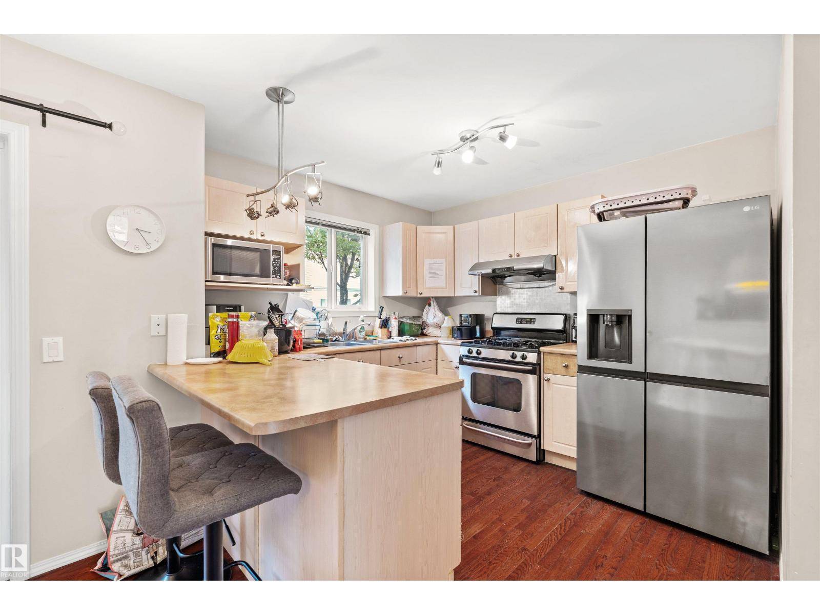 Edmonton, AB T5H4M8,10516 108 AV NW