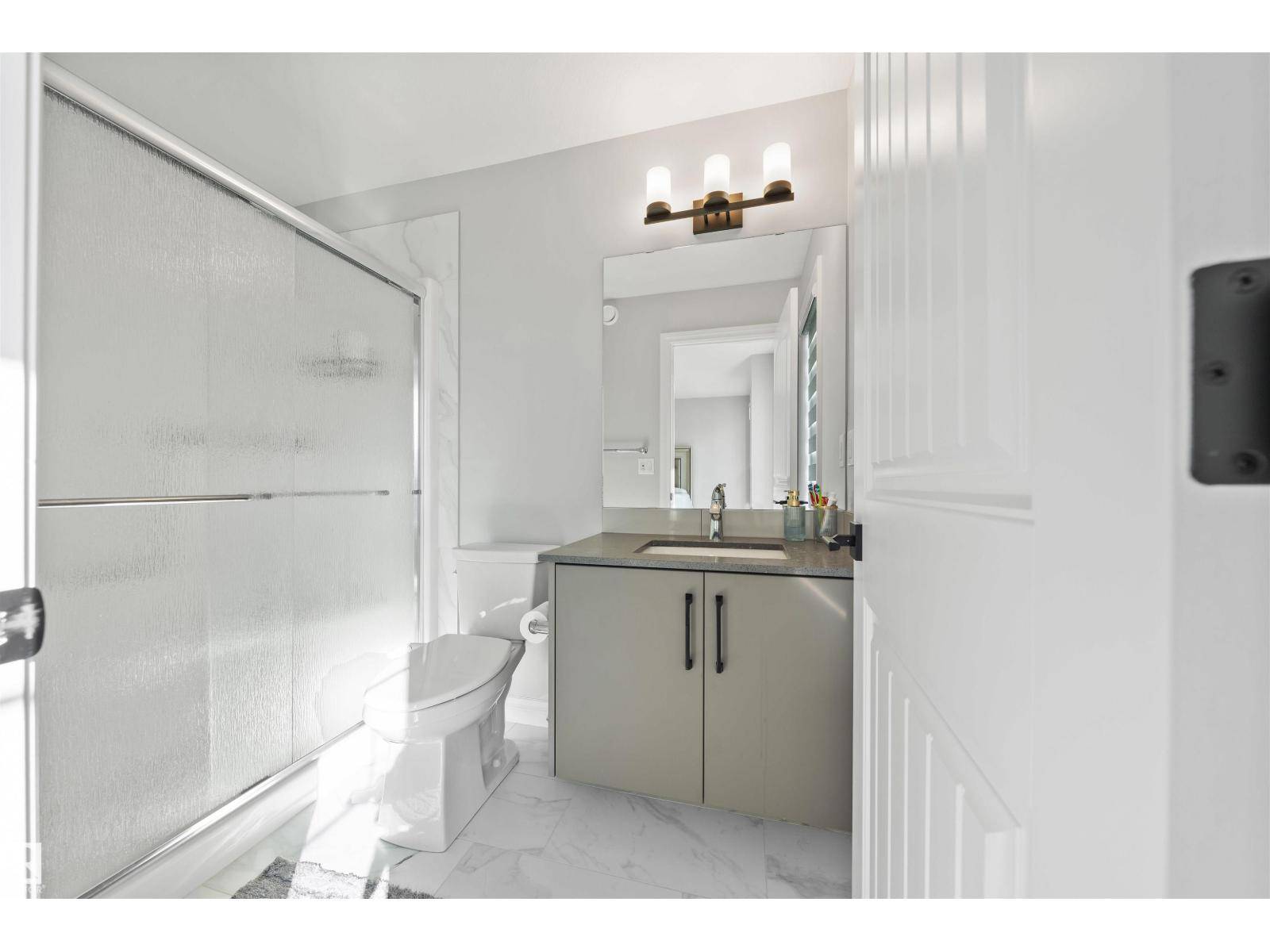 Edmonton, AB T6T2W2,1212 14 AV NW NW