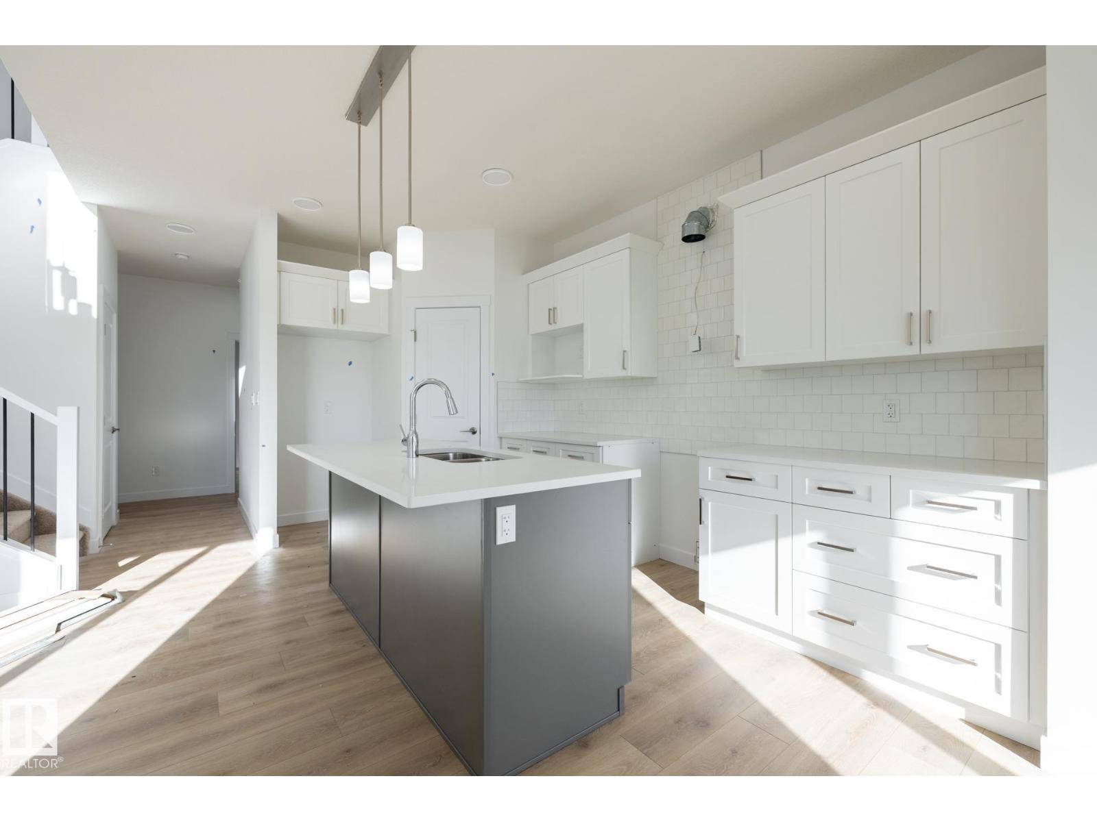 Edmonton, AB T6X3H9,2639 5 AV SW