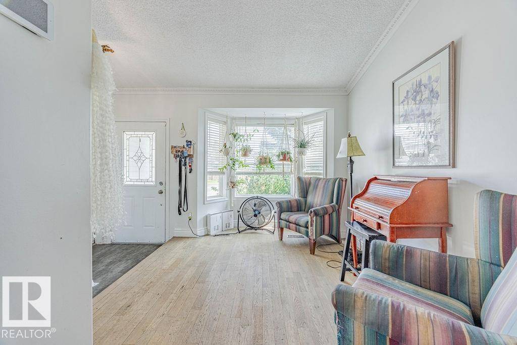 Edmonton, AB T6M2G5,5904 189 ST NW NW