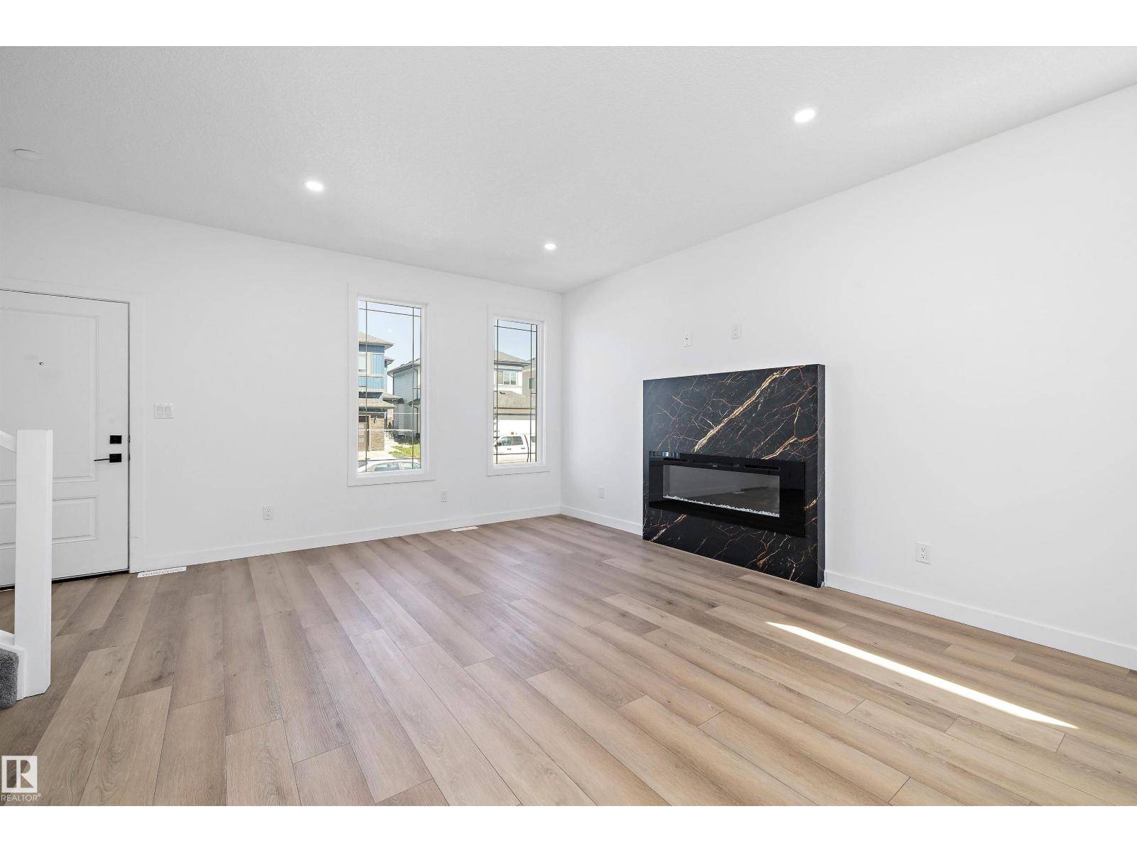 Edmonton, AB T5Y3X1,6079 180 AV NW