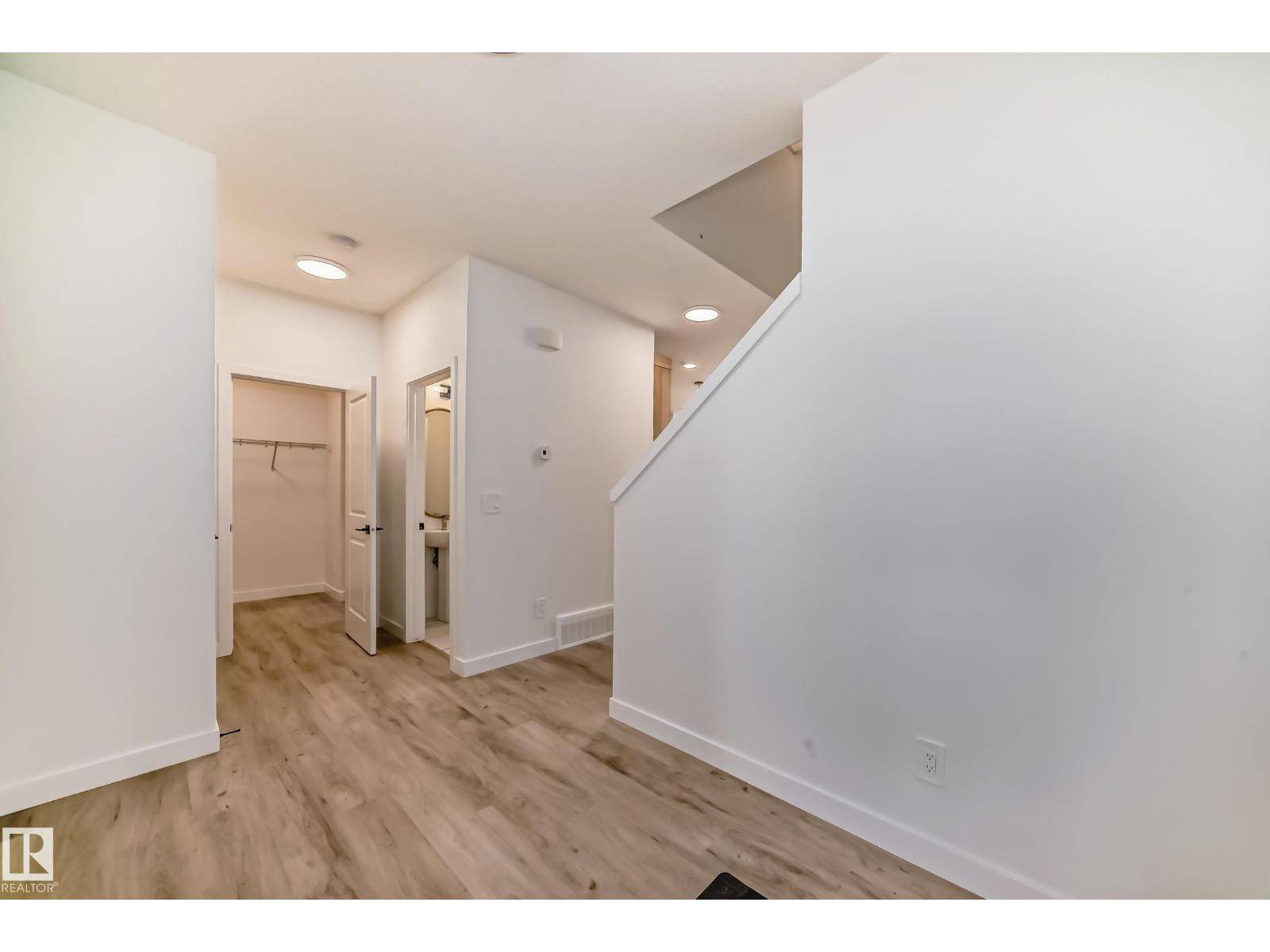 Edmonton, AB T6W5S2,8217 Kiriak LO SW