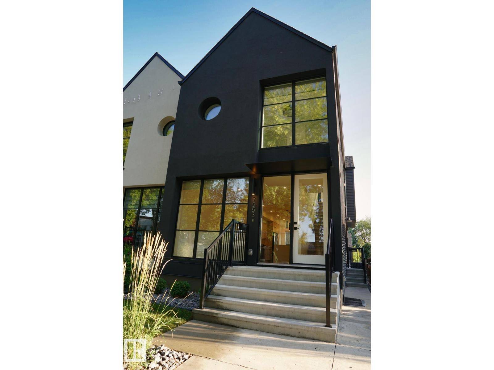 Edmonton, AB T6C0V4,7553 81 AV NW
