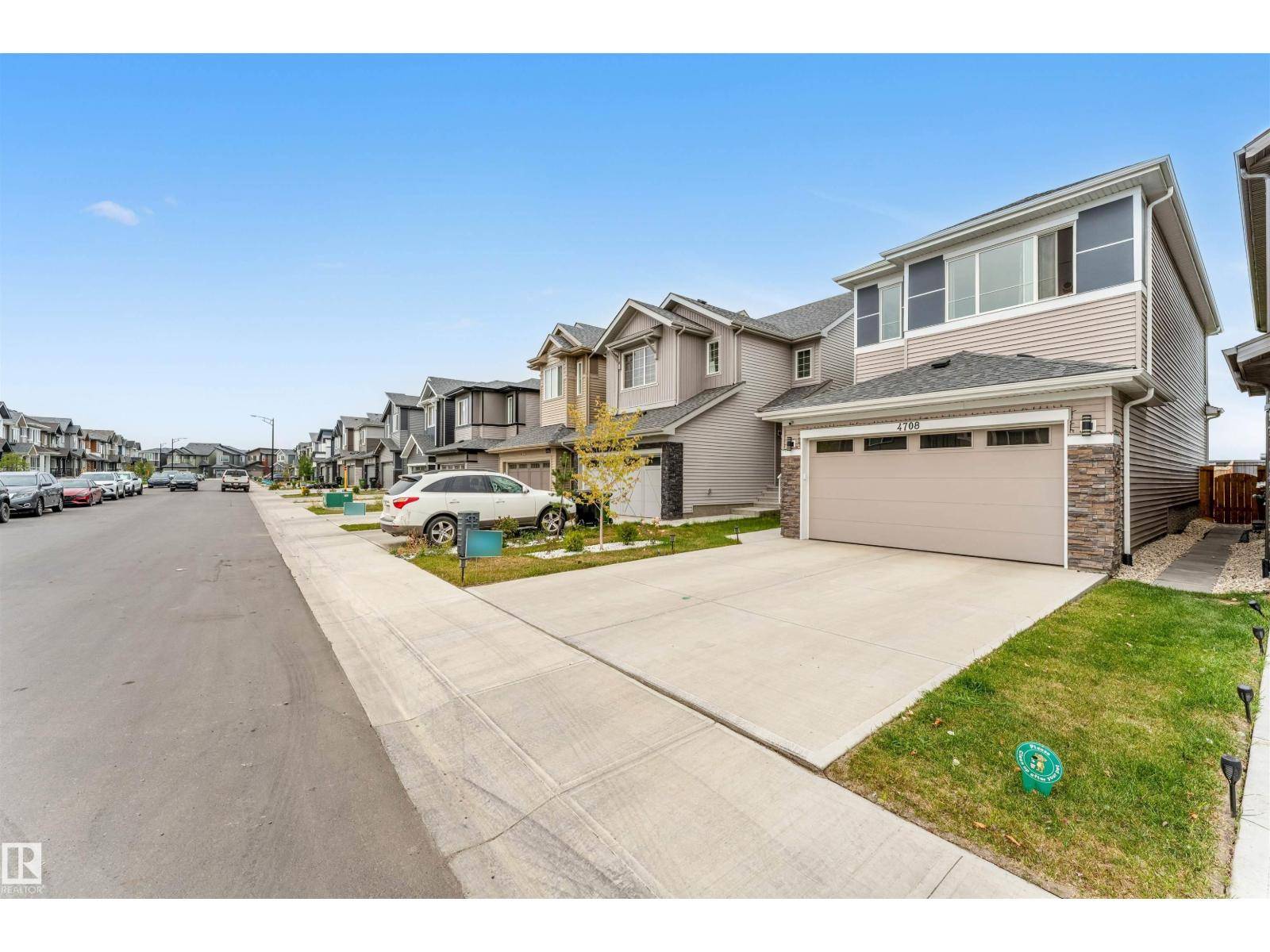 Edmonton, AB T5Y4G4,4708 177 AV NW