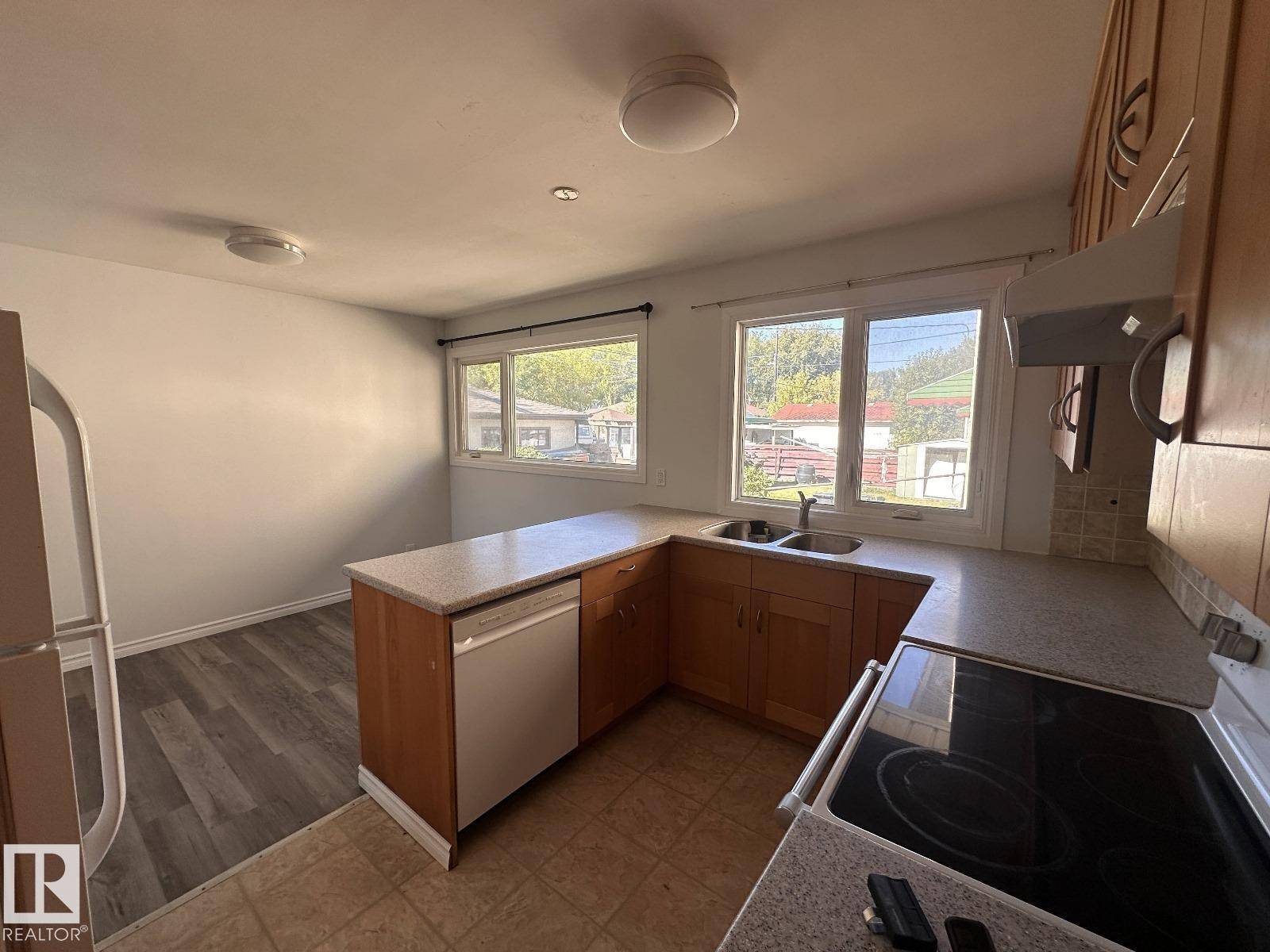 Edmonton, AB T6C0K5,7504 77 AV NW