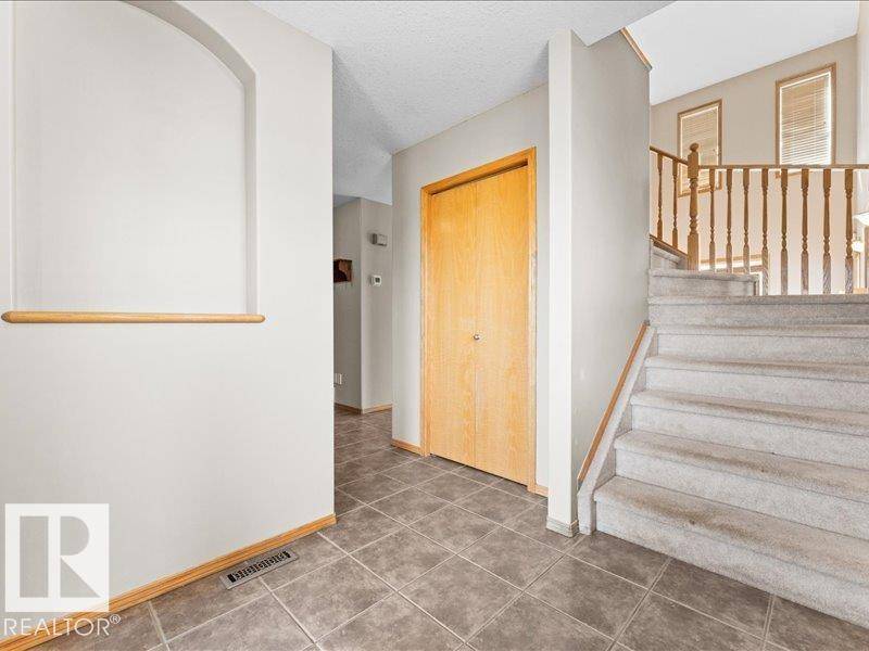 Edmonton, AB T5X6H1,121 CASTLE DR NW