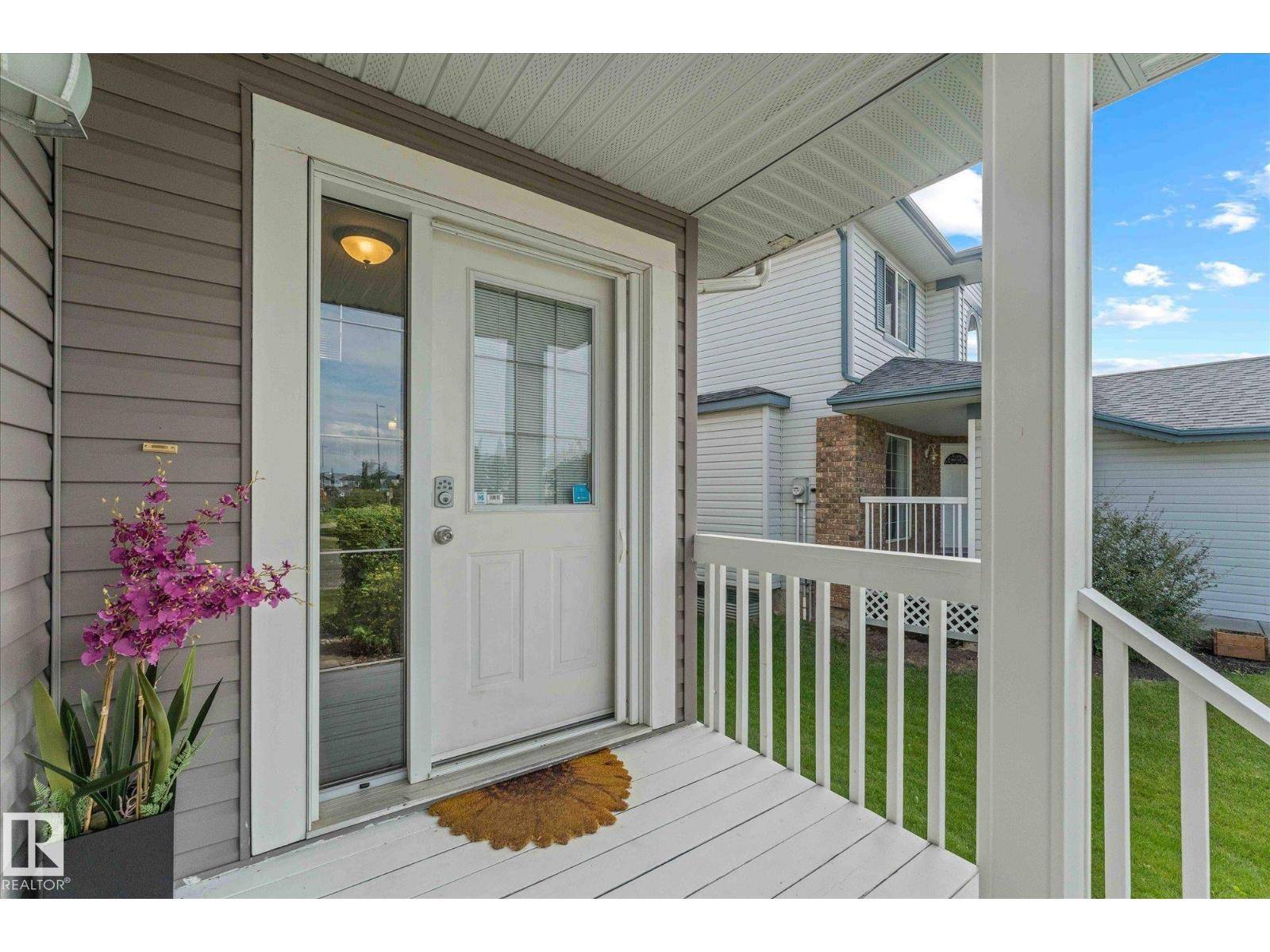 Edmonton, AB T5X6H1,121 CASTLE DR NW