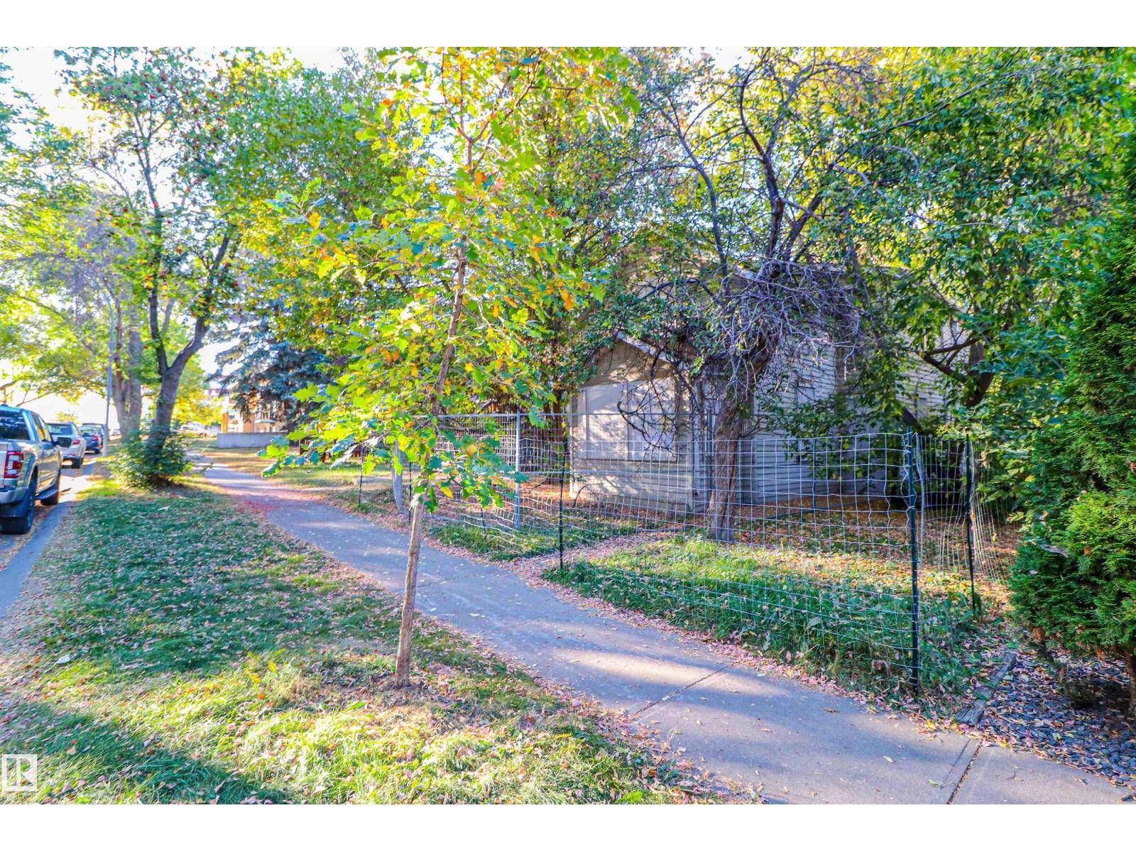 Edmonton, AB T6E1R4,9922 79 AV NW NW