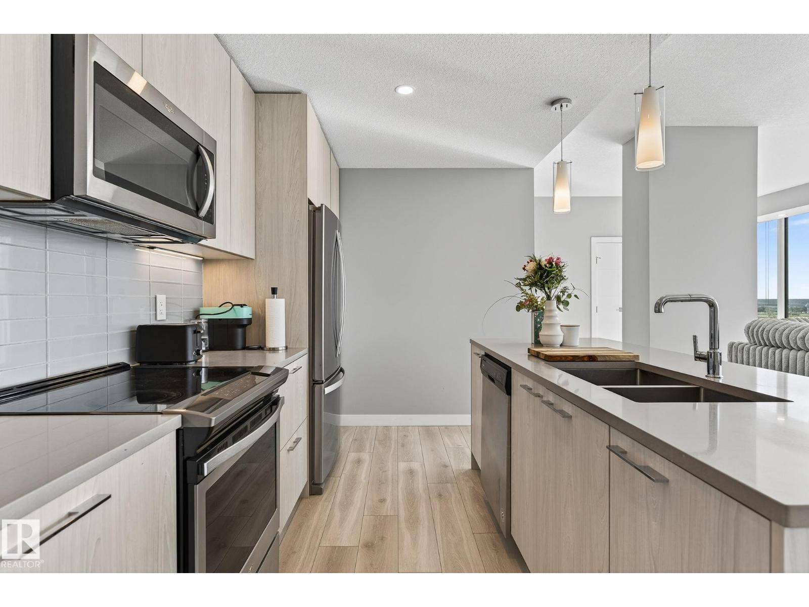 Edmonton, AB T5J0L1,#3100 10180 103 ST NW