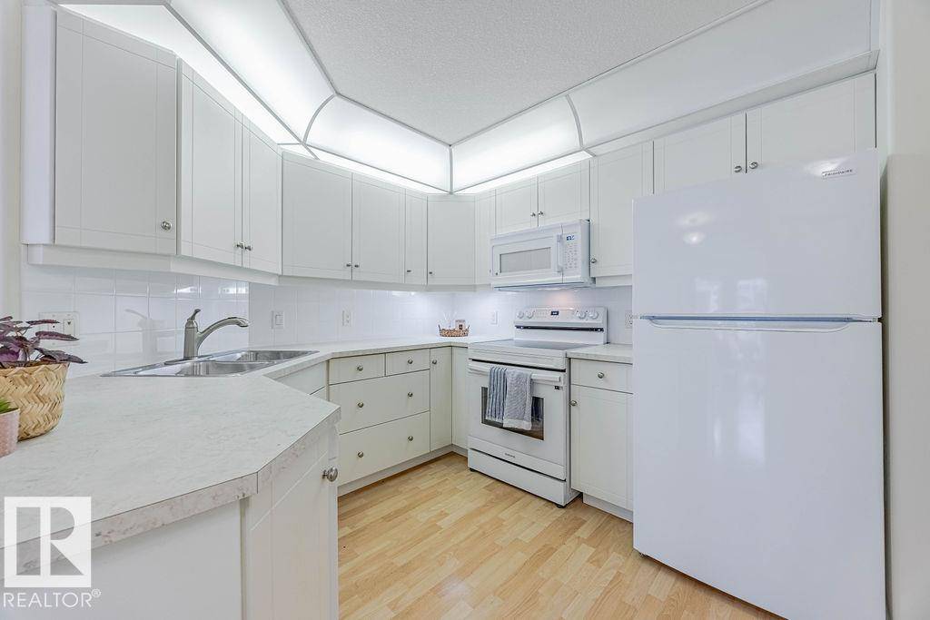 Edmonton, AB T5H4M6,#102 9008 99 AV NW