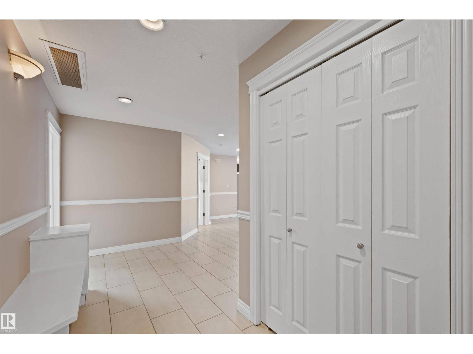 Edmonton, AB T5J5E7,#601 10106 105 ST NW