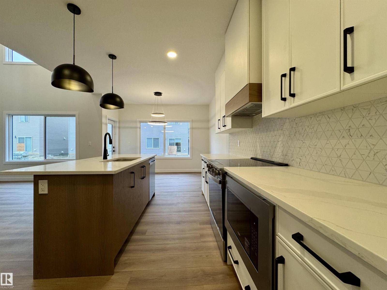 Edmonton, AB T6W5L3,3218 DIXON WY SW