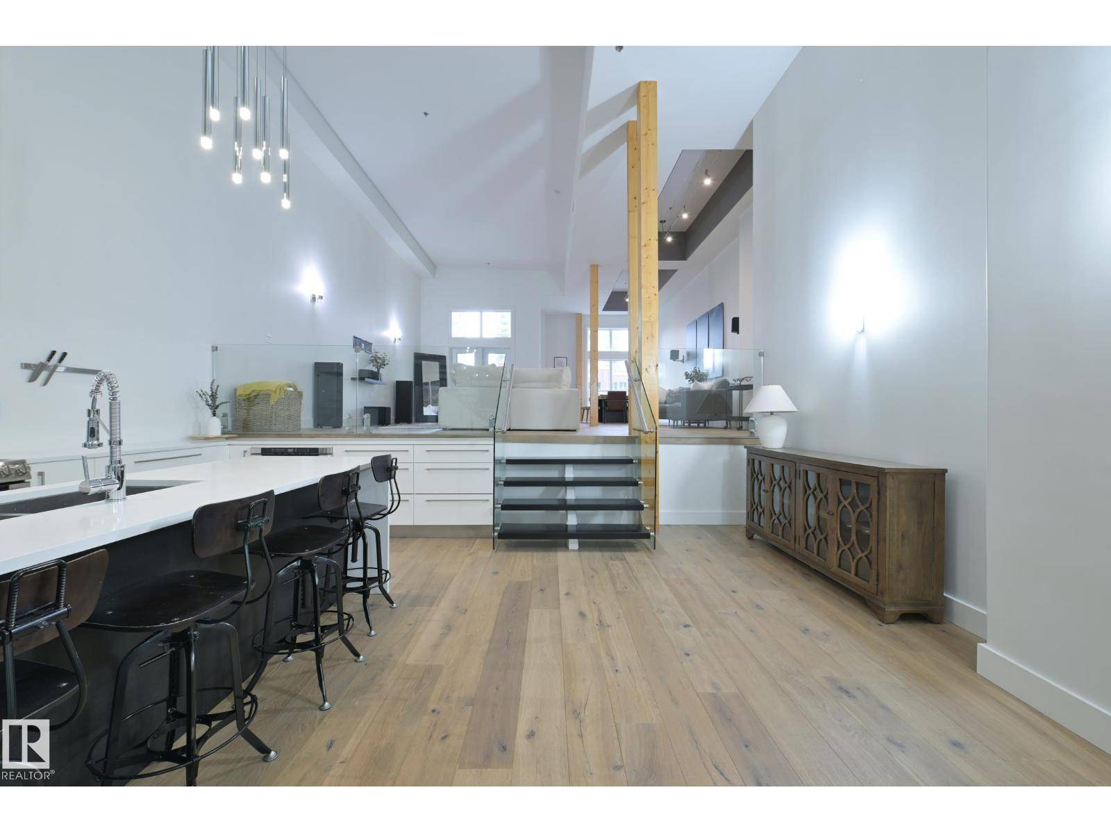 Edmonton, AB T5J0X7,#403 10154 103 ST NW