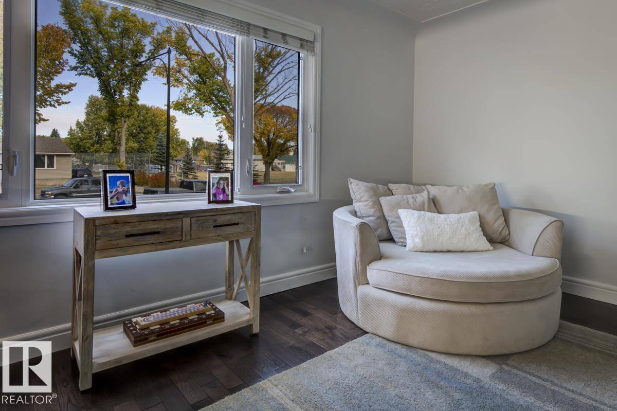 Edmonton, AB T5L2W1,13619 122 AV NW