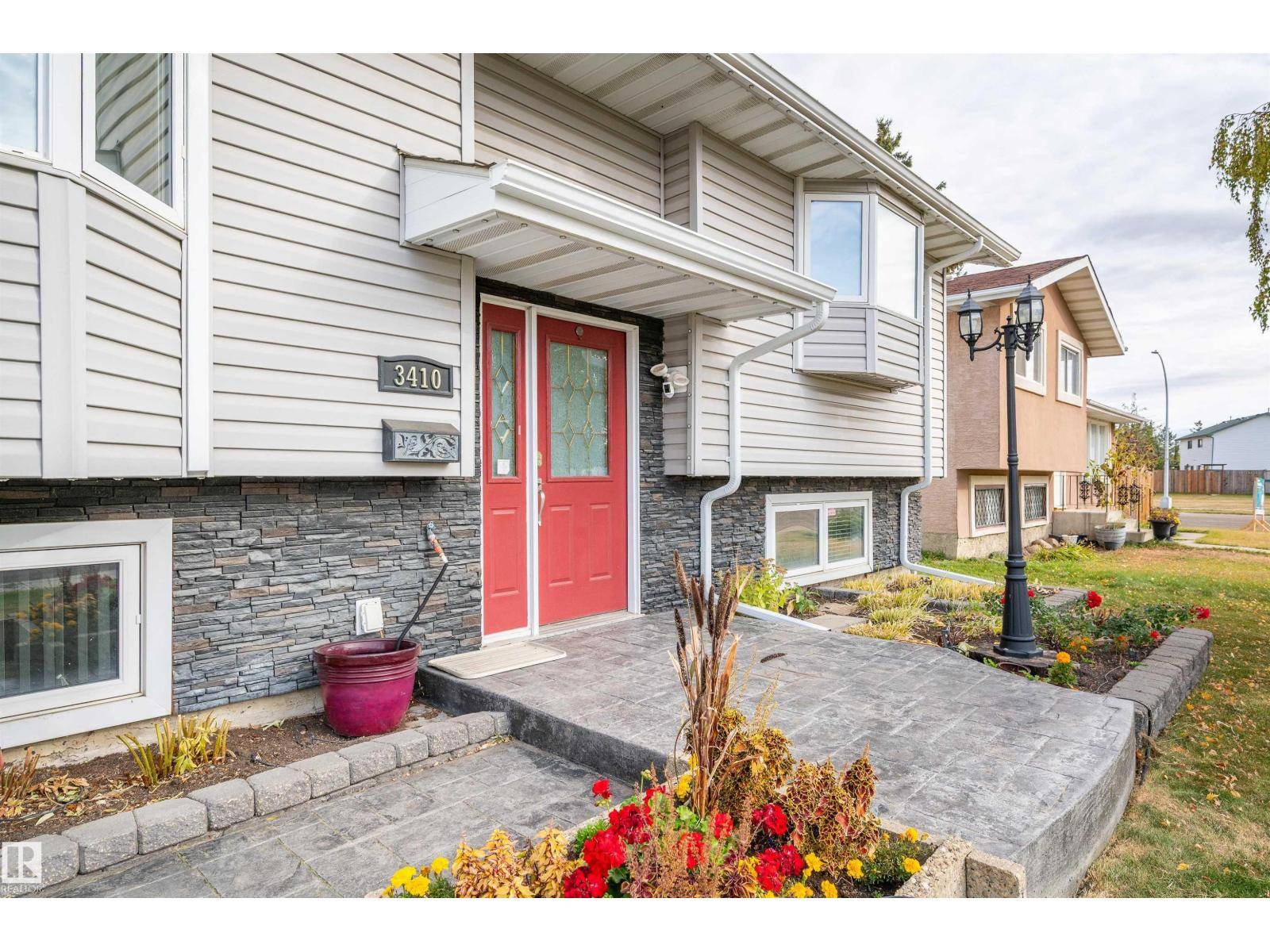 Edmonton, AB T5A2V9,3410 135A AV NW