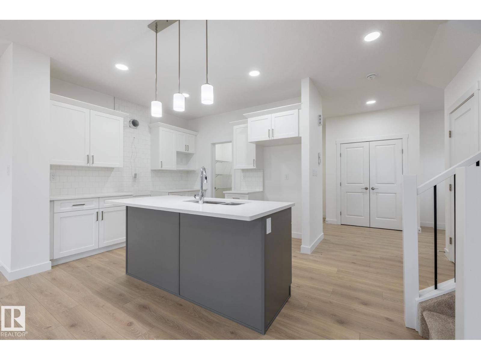 Edmonton, AB T6W1A8,5264 KINNEY PL SW