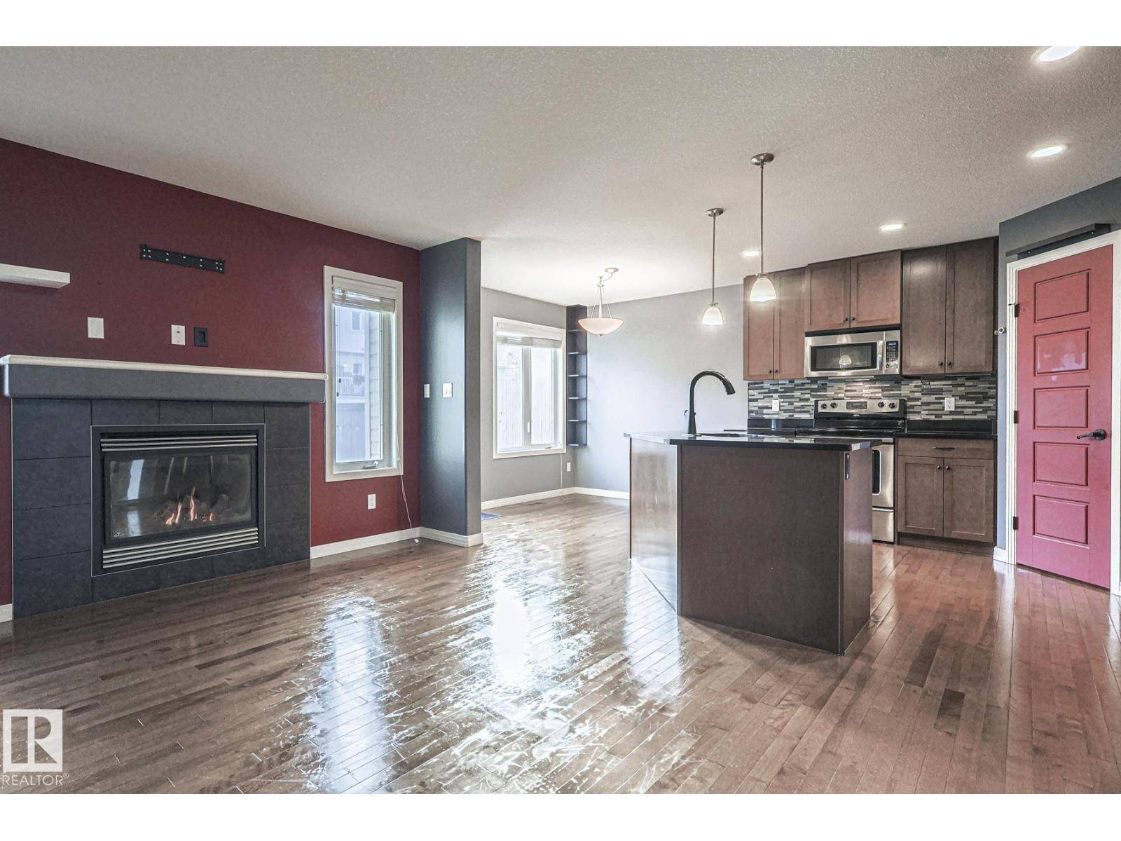 Edmonton, AB T6W0M6,819 172 ST SW