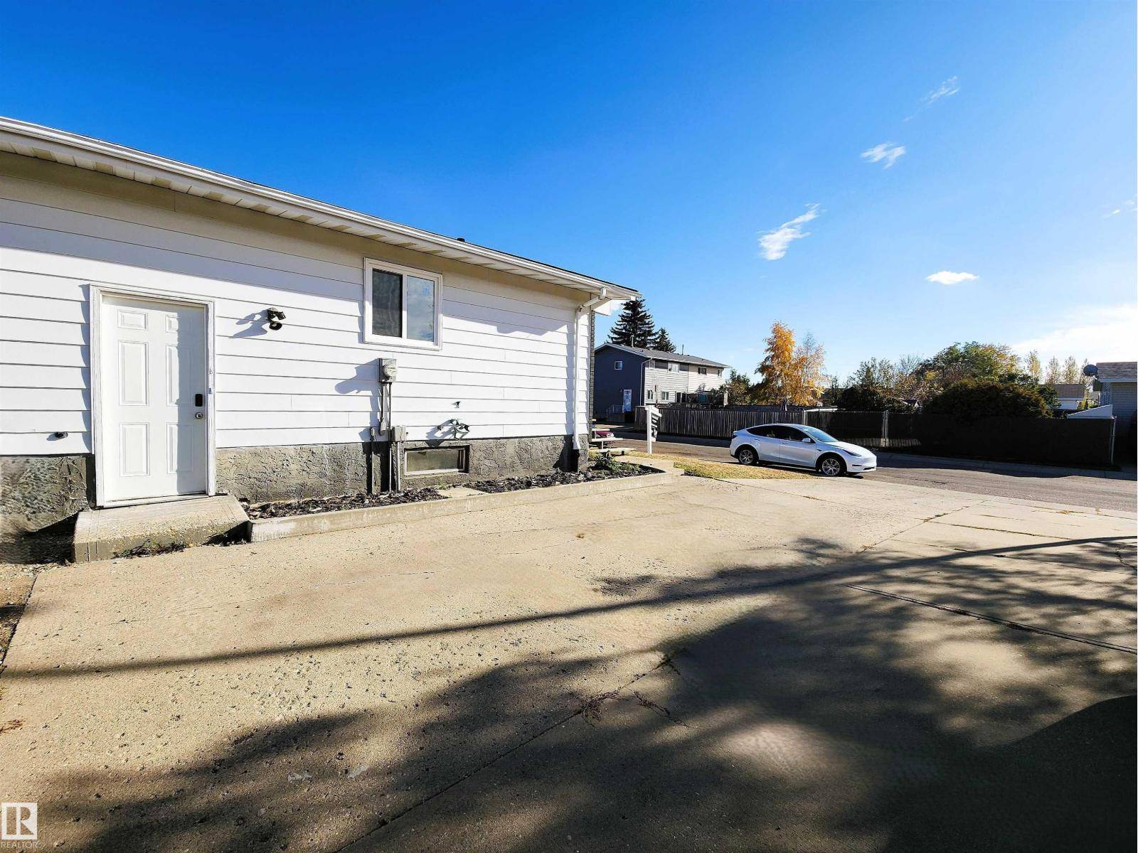 Edmonton, AB T5A2Z1,3014 132 AV NW