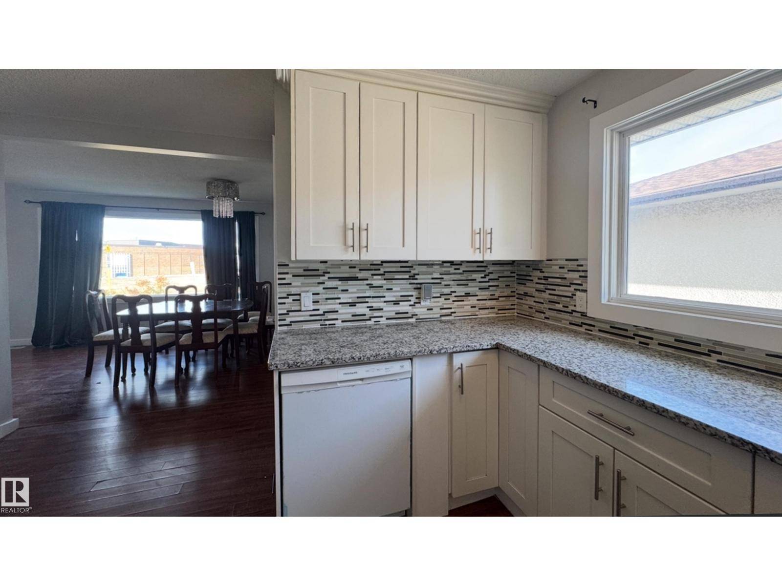 Edmonton, AB T5E2C8,8815 140 AV NW