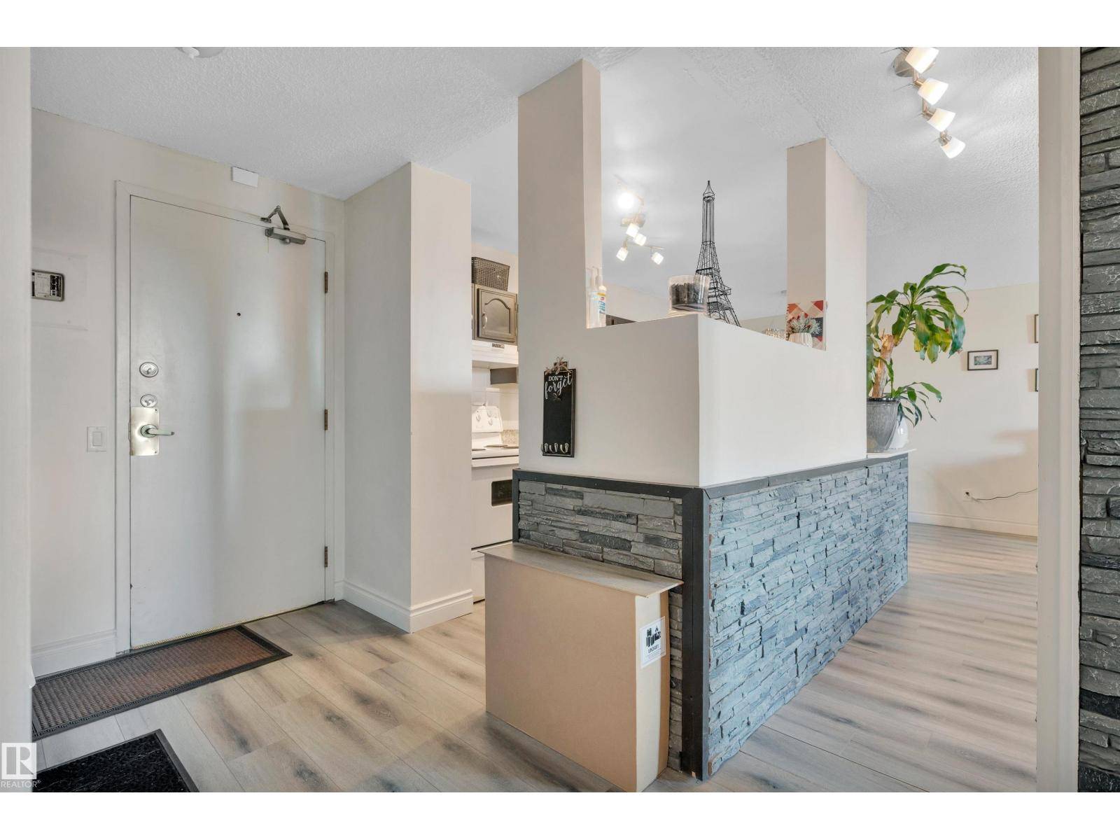 Edmonton, AB T5J3M5,#802 10145 109 ST NW