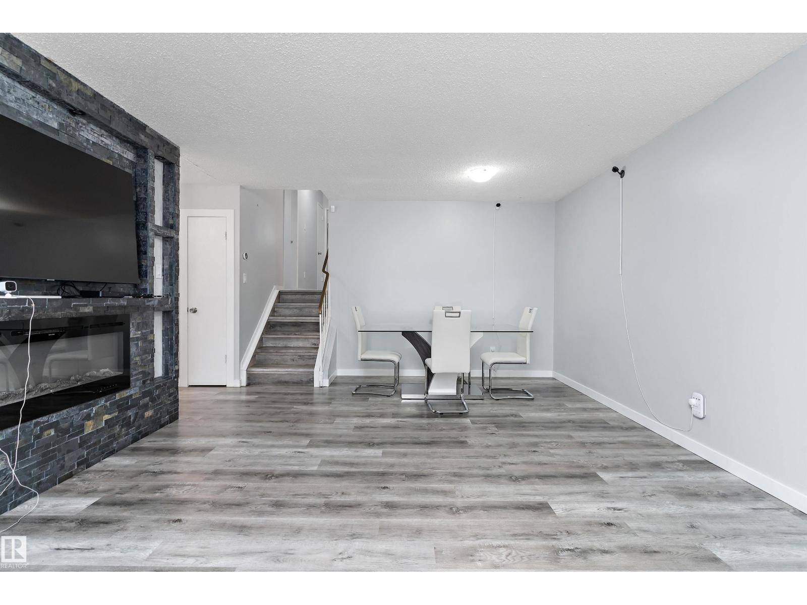 Edmonton, AB T6K1K9,3214 71 ST NW