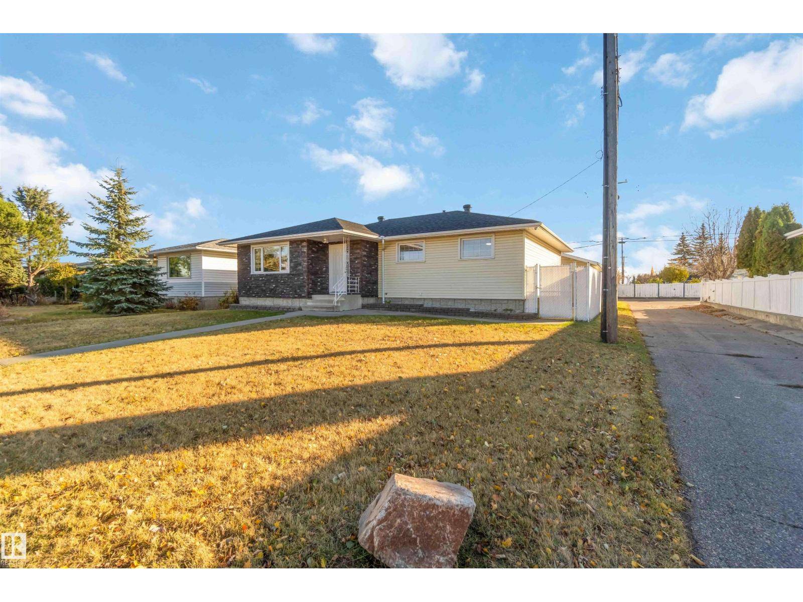 Edmonton, AB T5W1T9,5207 124 AV NW