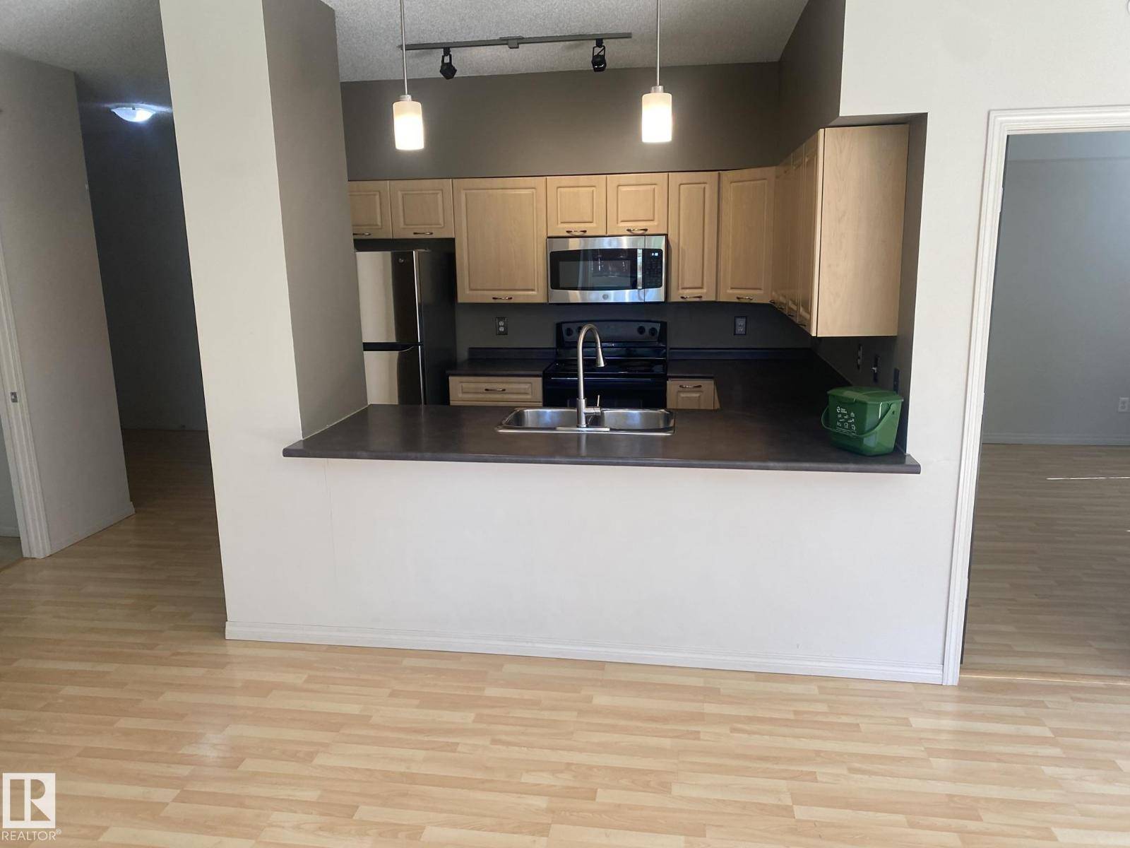 Edmonton, AB T5A5J7,6315 135 AV NW