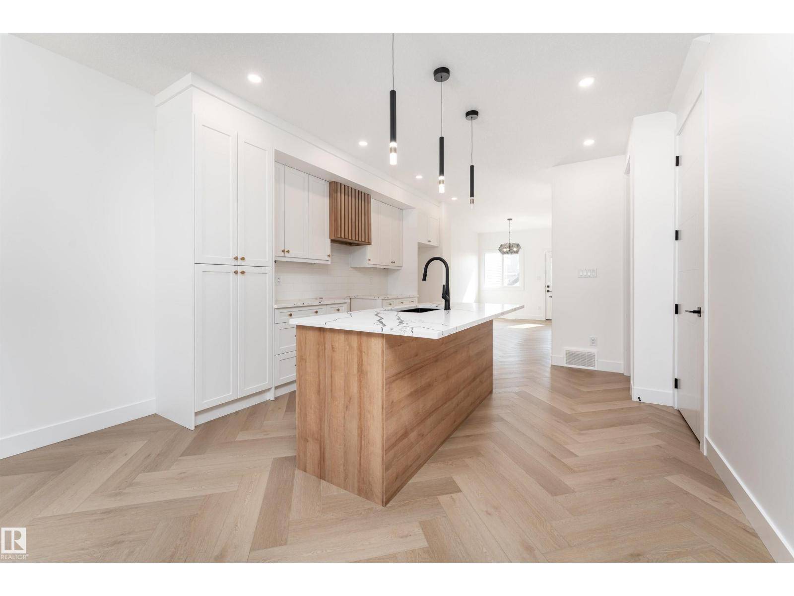 Edmonton, AB T5S0V3,3127 Magpie WY NW