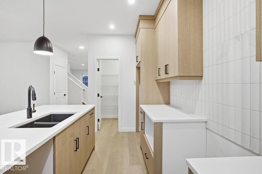 Edmonton, AB T6W5V3,264 PATERSON LI SW