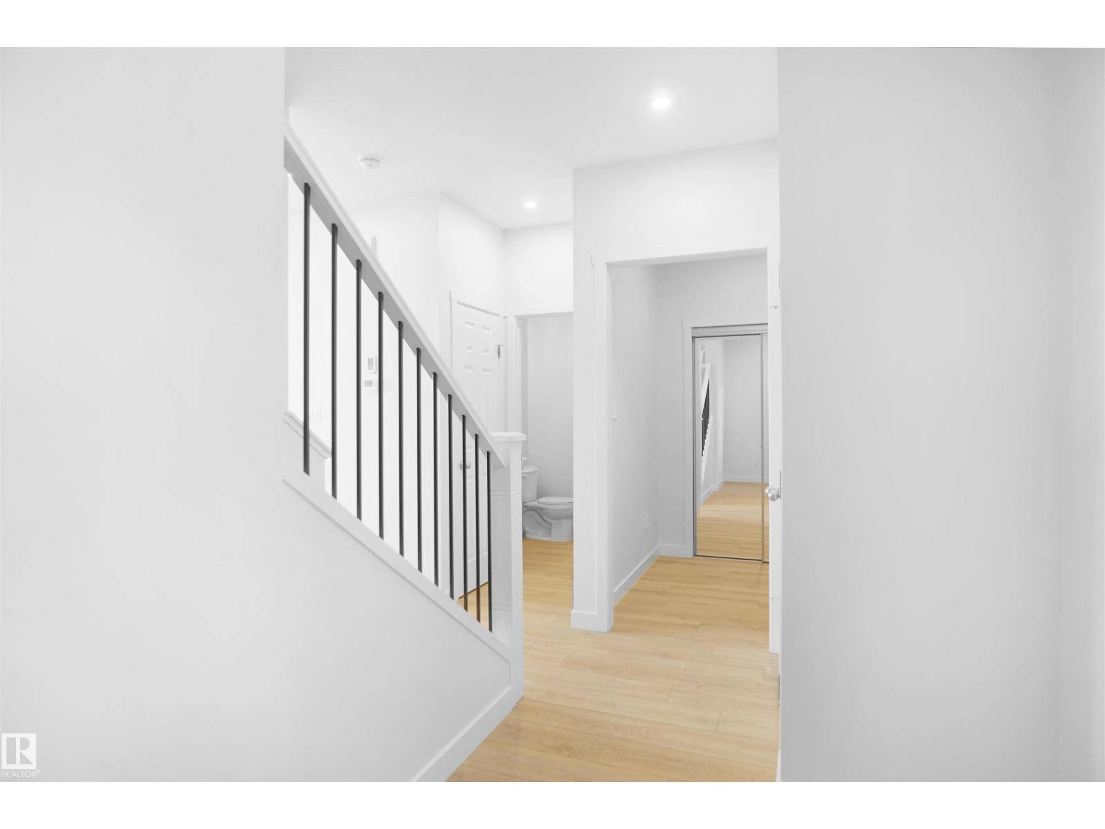 Edmonton, AB T6M3C4,18967 28 AV NW