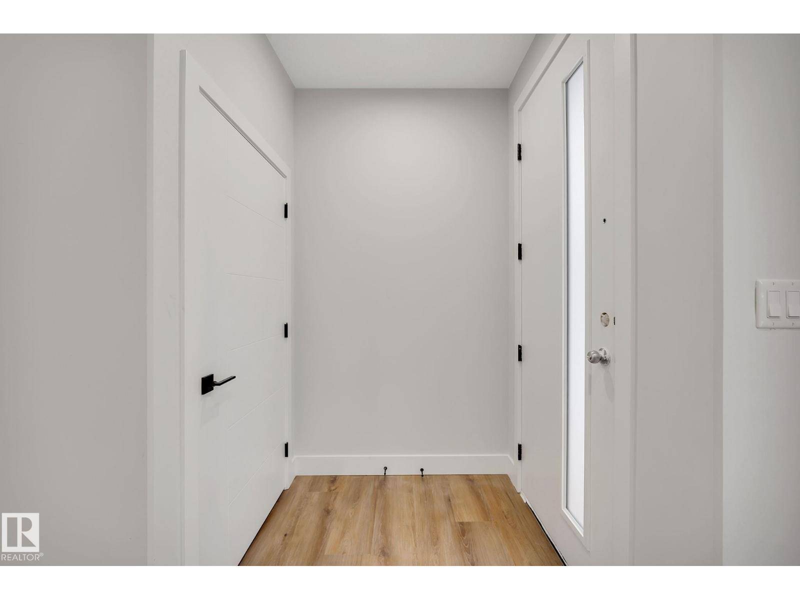 Edmonton, AB T6H2H2,10713 52 ST NW